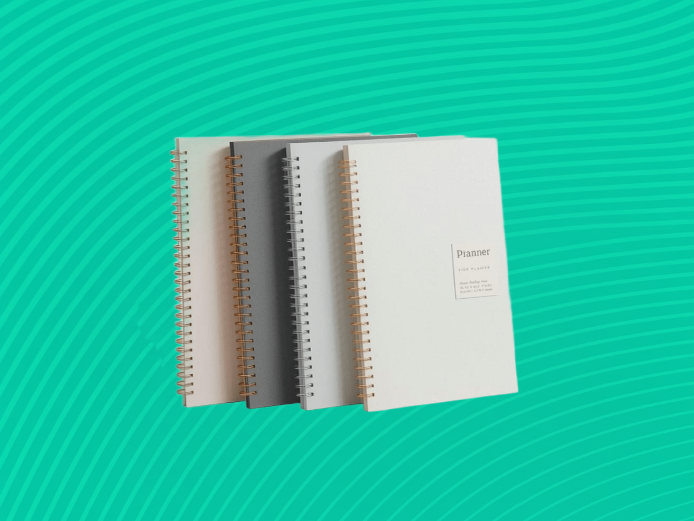 Equipo de informática moderno con pantallas de computadora y dispositivos tecnológicos en una mesa de trabajo