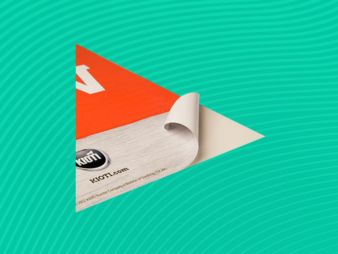 Varios insumos de impresión organizados en estanterías de almacén bien iluminado