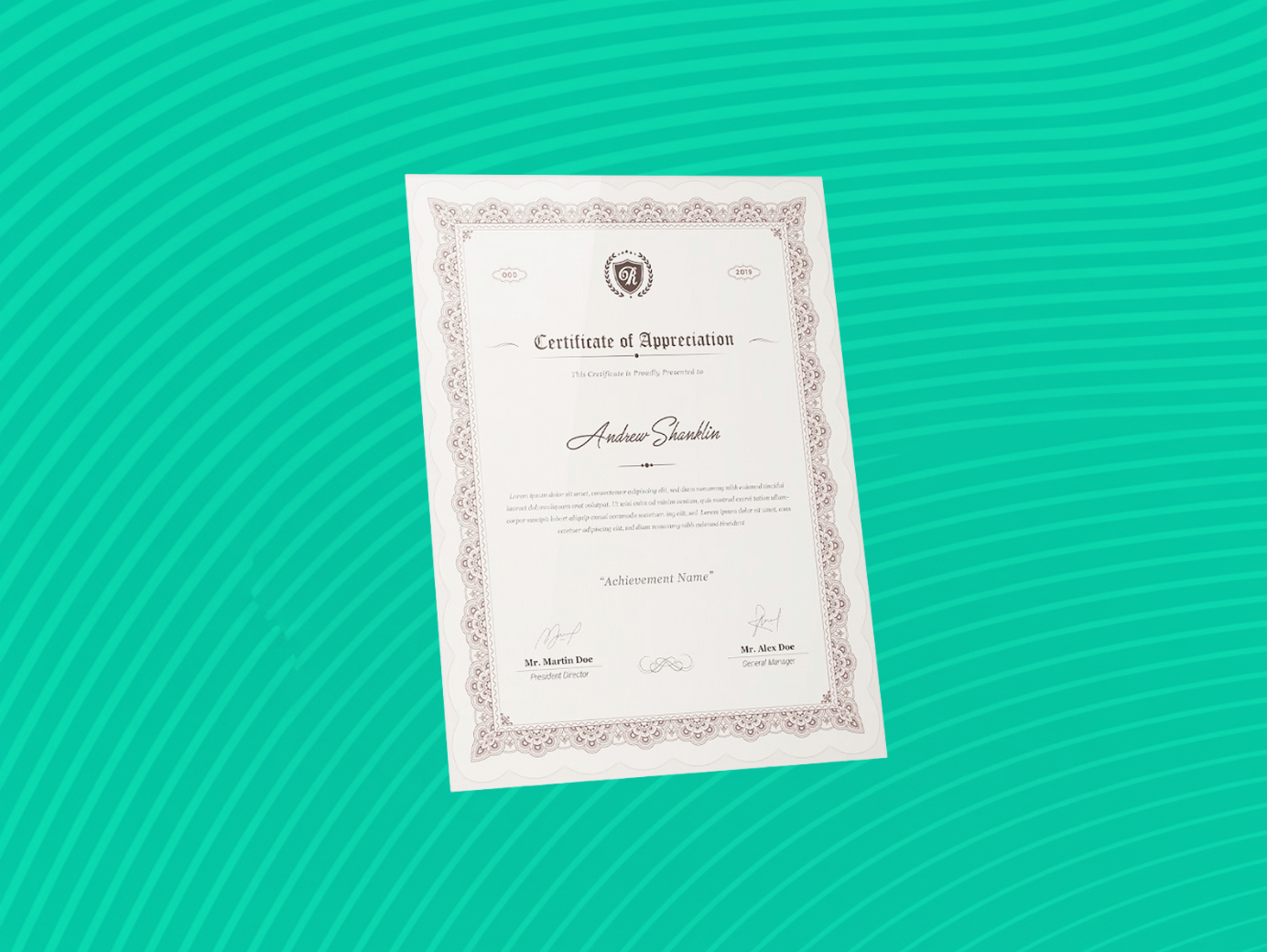 Varios insumos de impresión organizados en estanterías de almacén bien iluminado