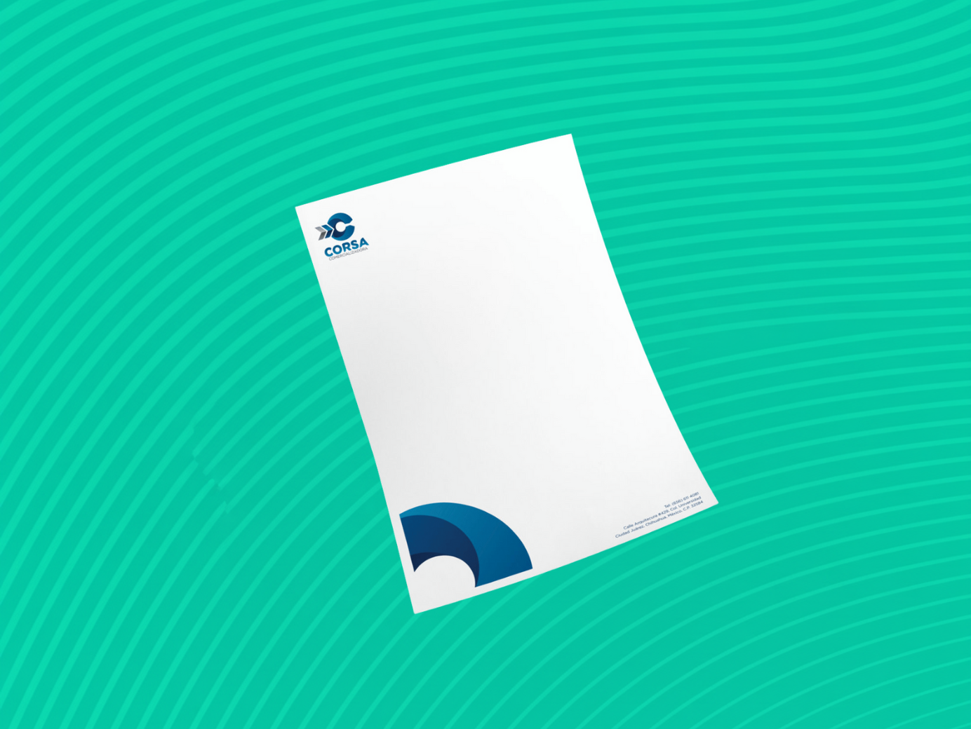 Varios insumos de impresión organizados en estanterías de almacén bien iluminado