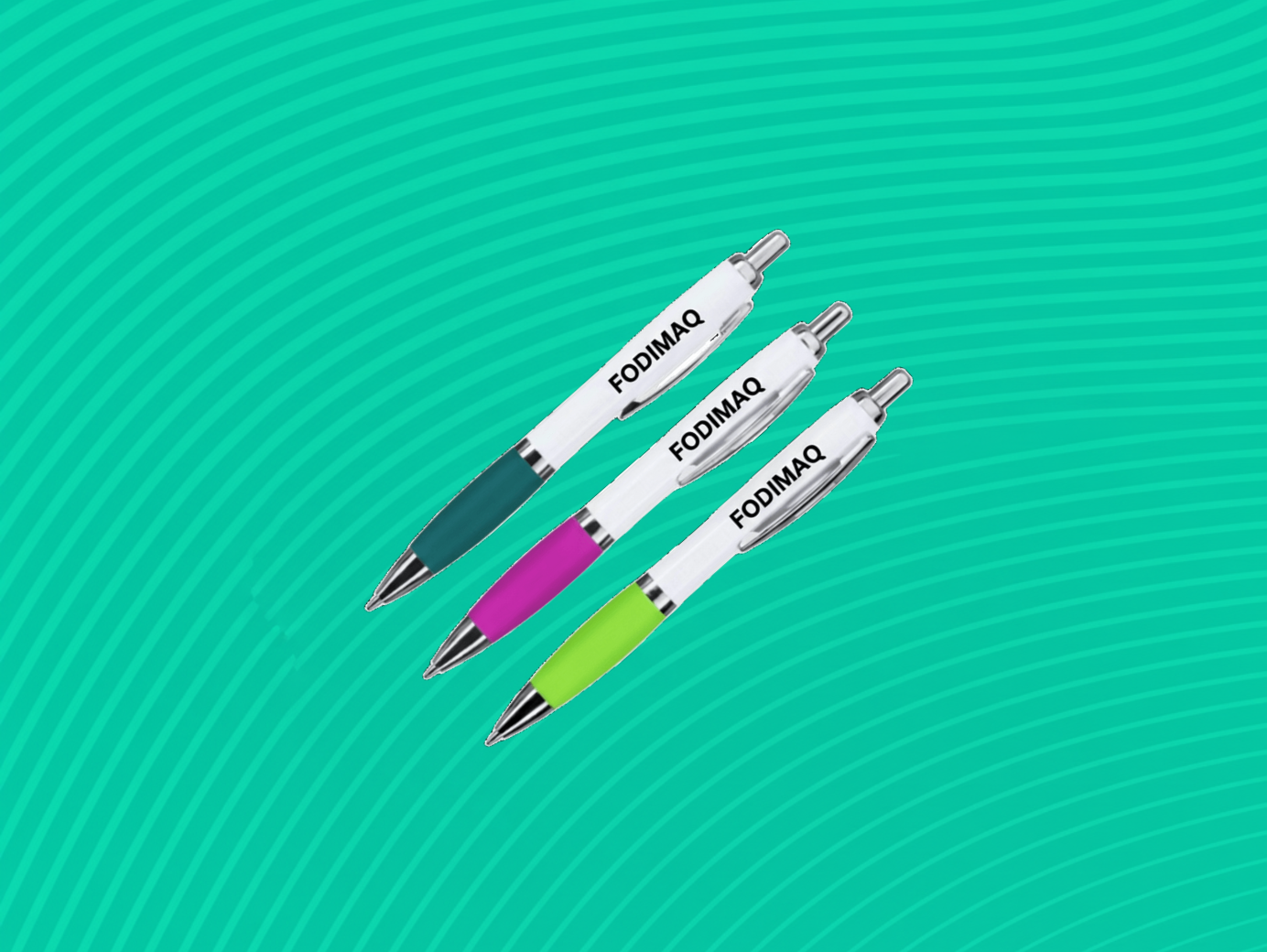 Varios insumos de impresión organizados en estanterías de almacén bien iluminado