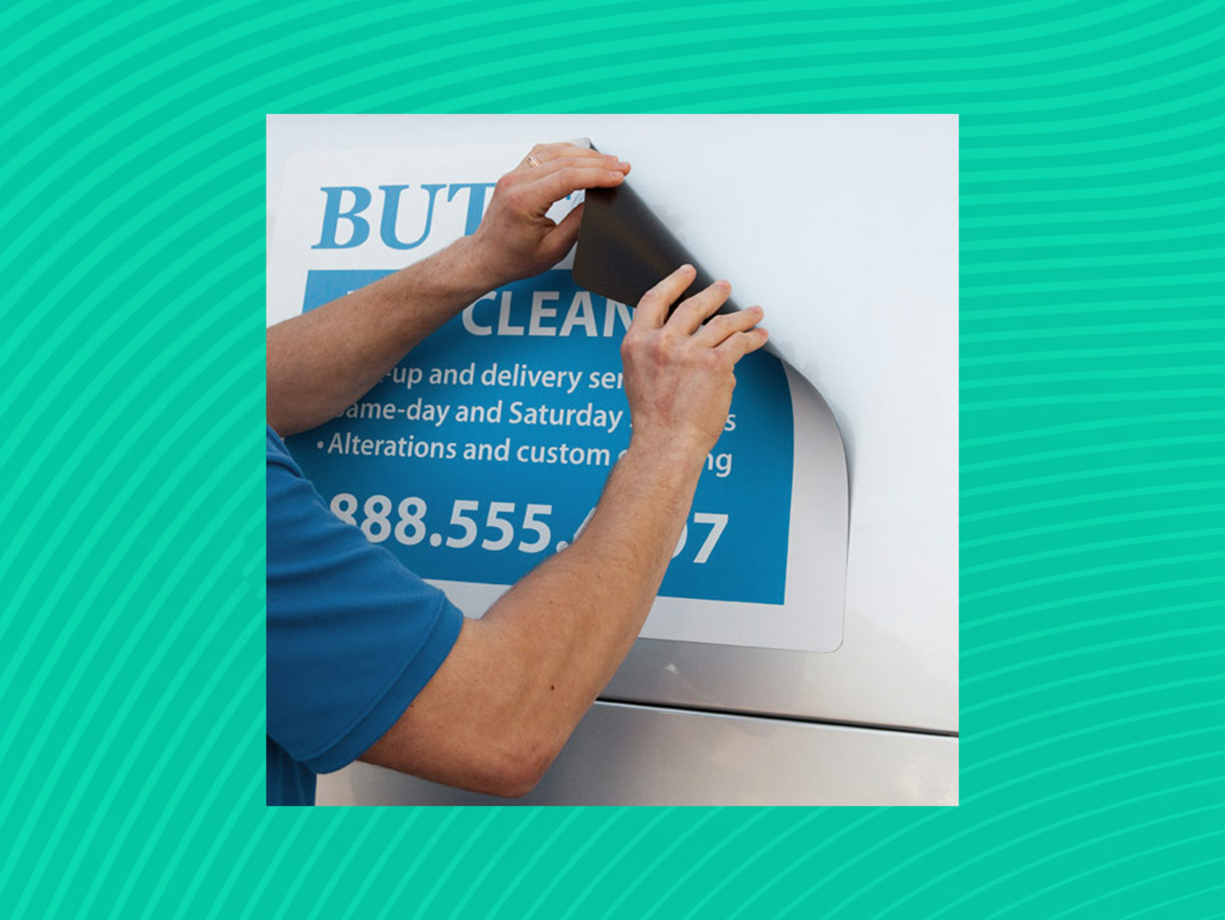 Varios insumos de impresión organizados en estanterías de almacén bien iluminado