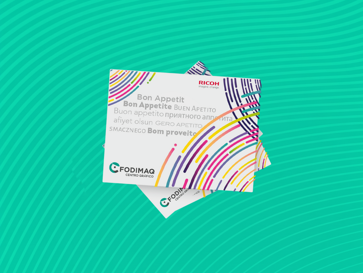 Varios insumos de impresión organizados en estanterías de almacén bien iluminado