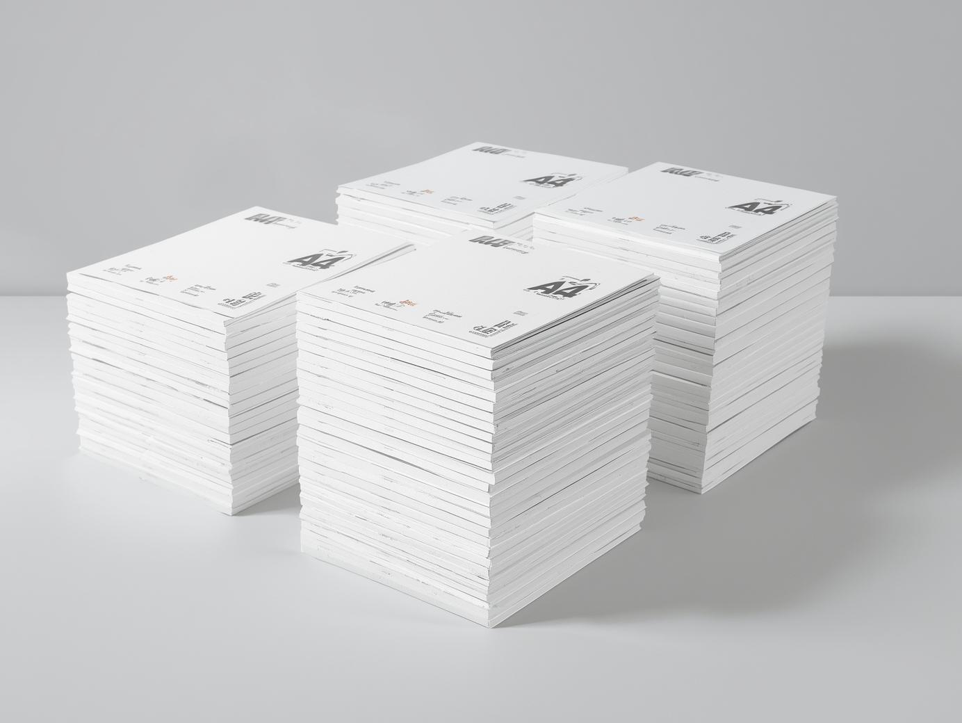 Varios insumos de impresión organizados en estanterías de almacén bien iluminado